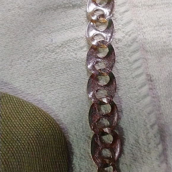 Large link goldtone textured chain bracelet - Picture 3 of 5